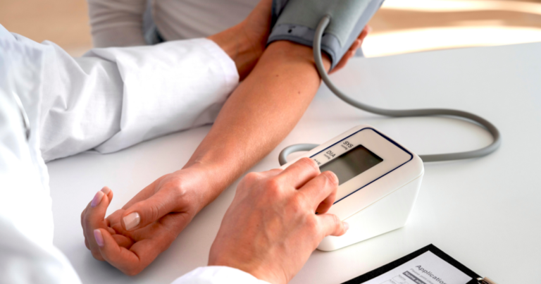 Un médico con un paciente con Hipertensión arterial resistente