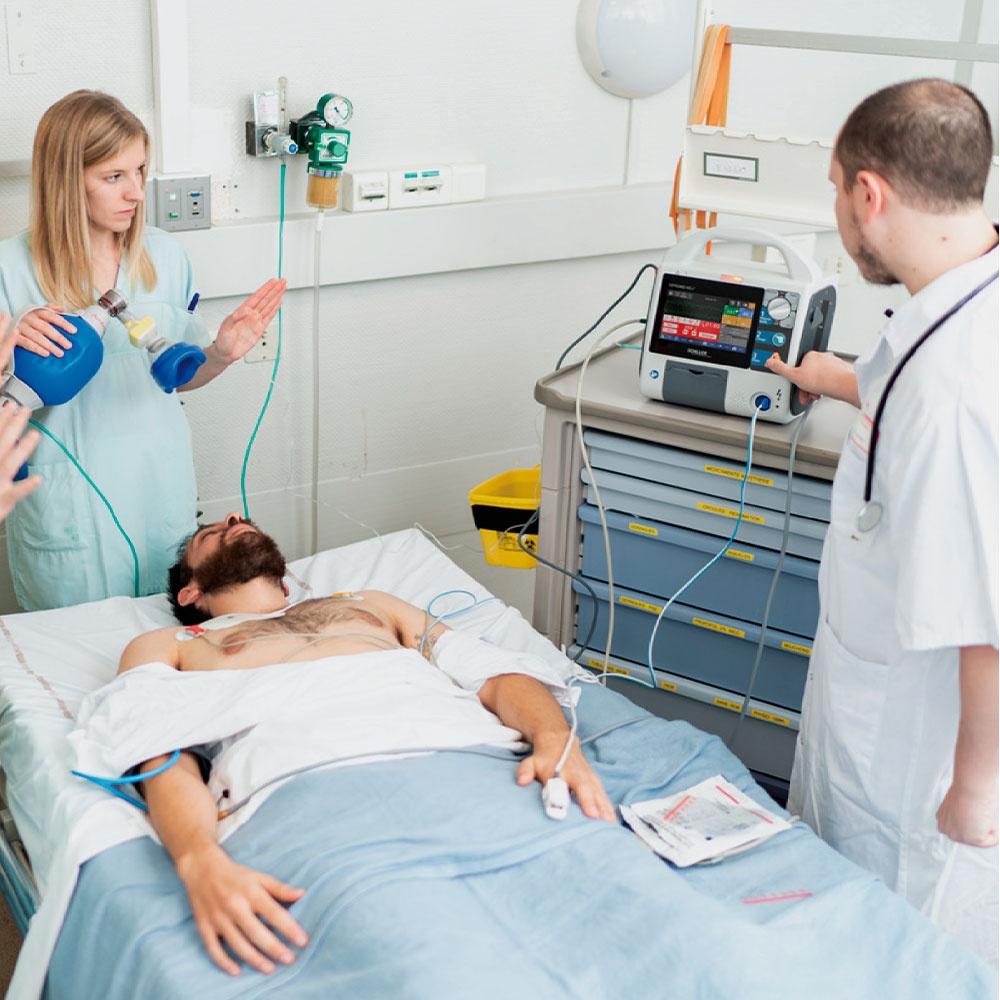 El monitor/desfibrilador DEFIGARD HD7 cuenta con pantalla Táctil de 7“ de LCD a color + BN (para luz solar alta), protegida por vidrio templado. Palas para adultos convertibles a pediátricas, con indicador de impedancia.