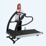 TMX-428 es una cinta de correr para uso médico con un diseño probado y confiable que le brinda seguridad y comodidad a los pacientes.