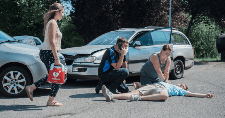 Rescatadores legos aplicando maniobras de RCP según las Guías AHA 2025 de reanimación cardiopulmonar y atención cardiovascular de emergencia.