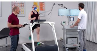Paciente realizando una prueba de ejercicio cardiopulmonar CPET en cardiología