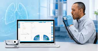 Paciente realizando espirometría con SpiroScout y software de función pulmonar para ilustrar el resumen de la Guía GINA 2026 para el tratamiento del asma.