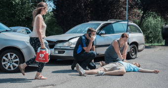 Rescatadores legos aplicando maniobras de RCP según las Guías AHA 2025 de reanimación cardiopulmonar y atención cardiovascular de emergencia.